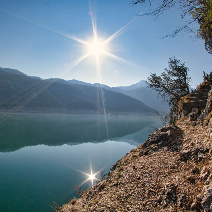 Blick vom Seeufer auf den Achensee