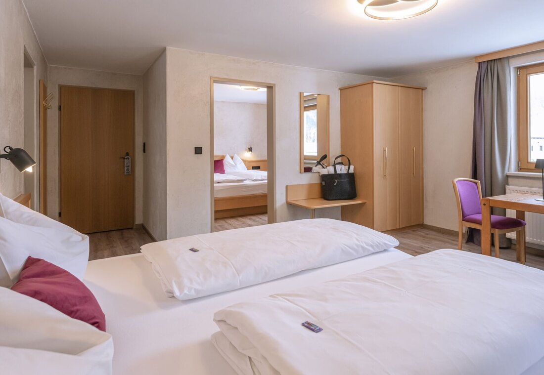 Hotelzimmer mit zwei Doppelbetten