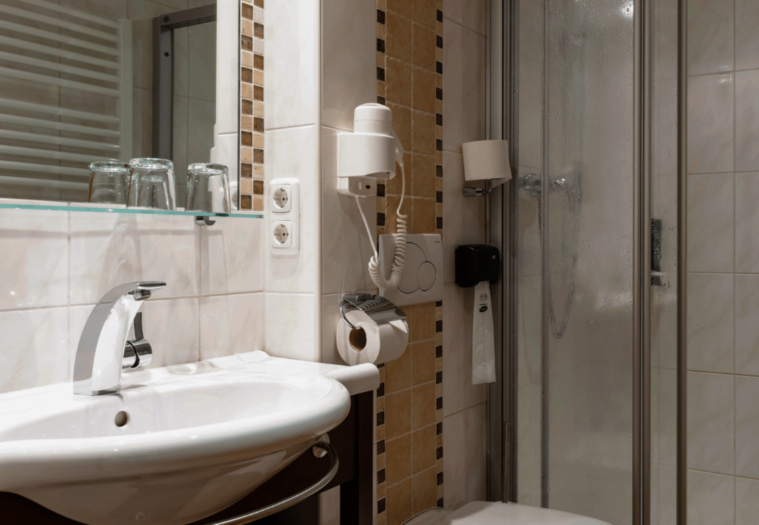 Badezimmer mit Dusche und Waschbecken