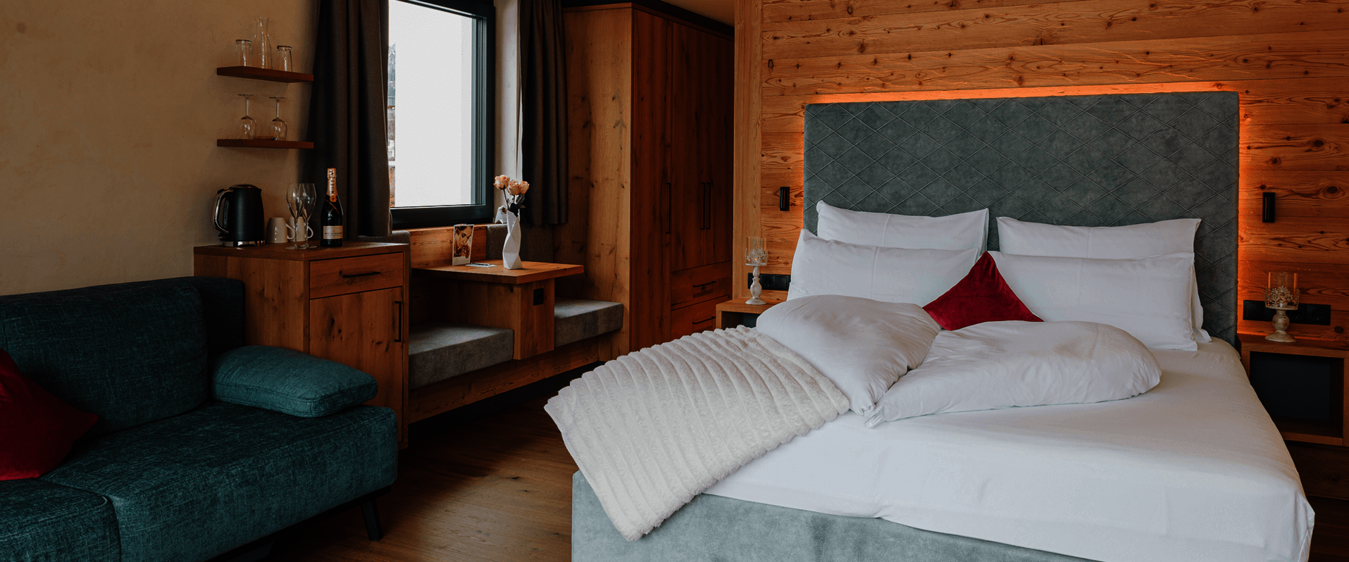 Doppelbett mit Couch und Sitzgelegenheit