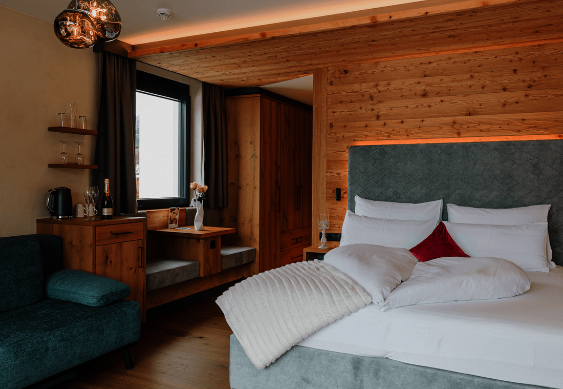 Zimmeransicht mit Doppelbett und Couch