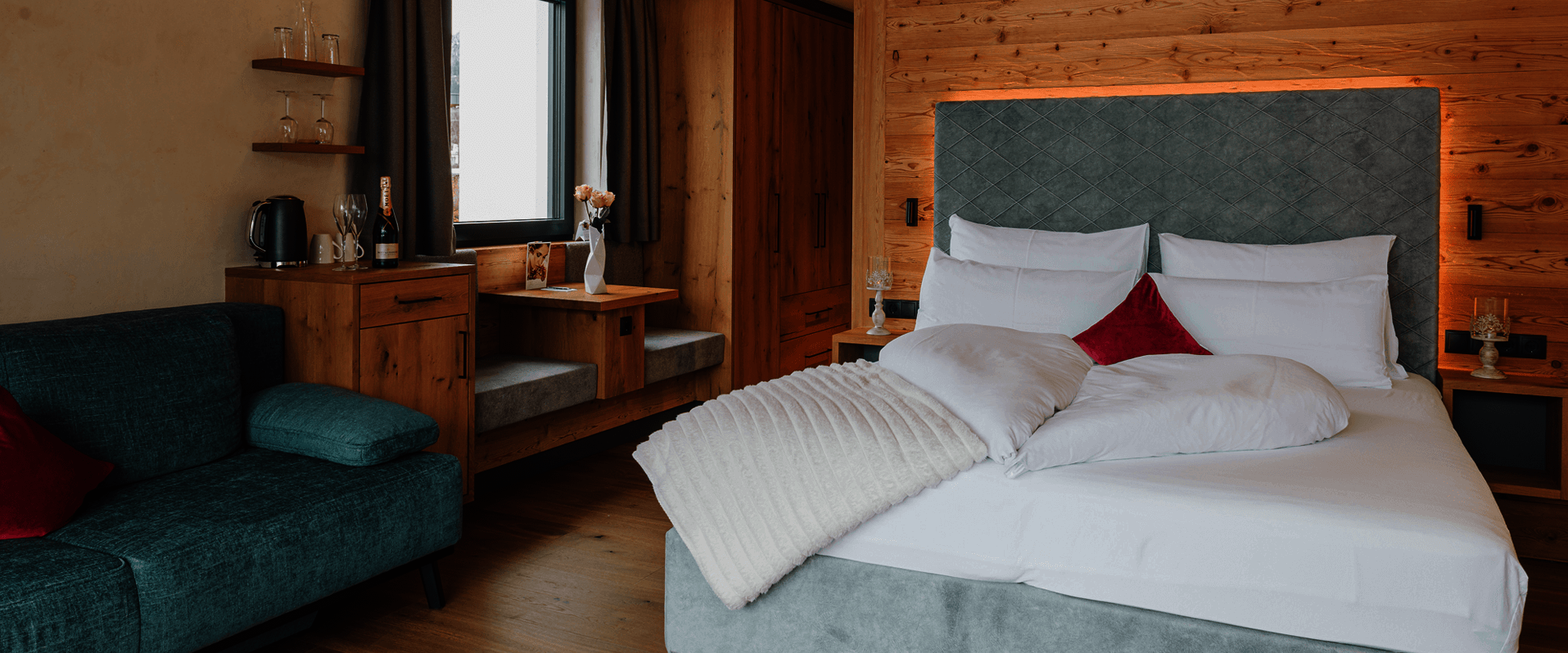 Doppelbett in der Juniorsuite mit Couch