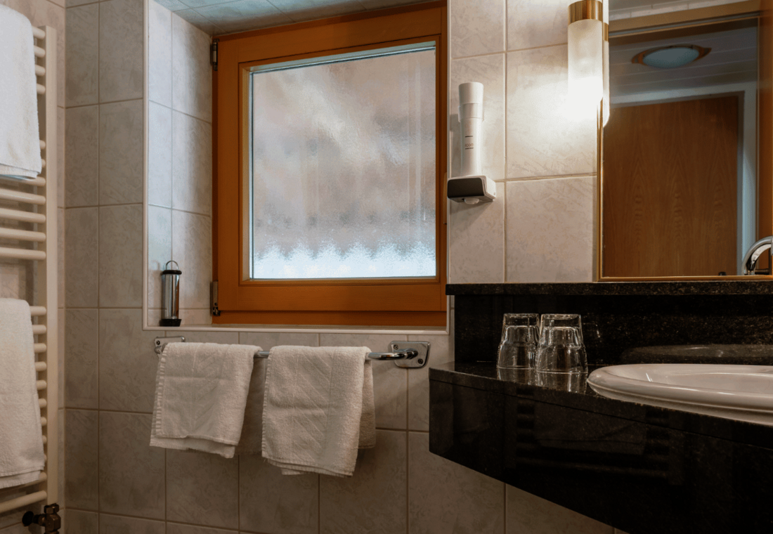 Badezimmer mit Waschbecken