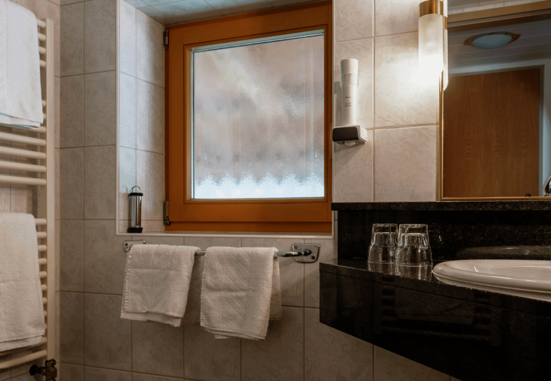 Badezimmer mit Waschbecken