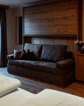 Sofa vor Wand