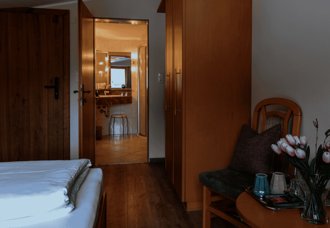 Sitzgelegenheit mit Schrank