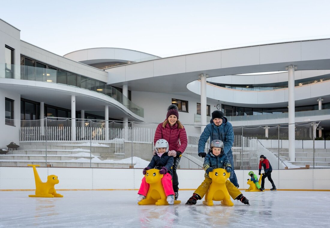 Familie beim Eislaufen