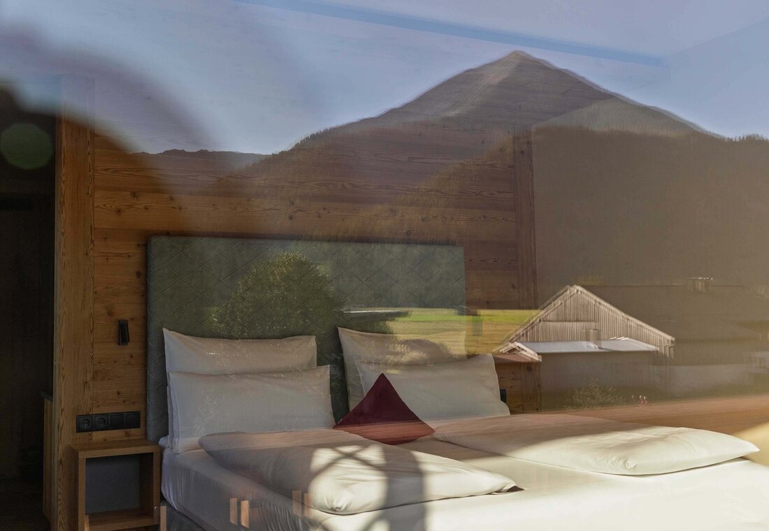 Doppelbett mit Spiegelung der Berge