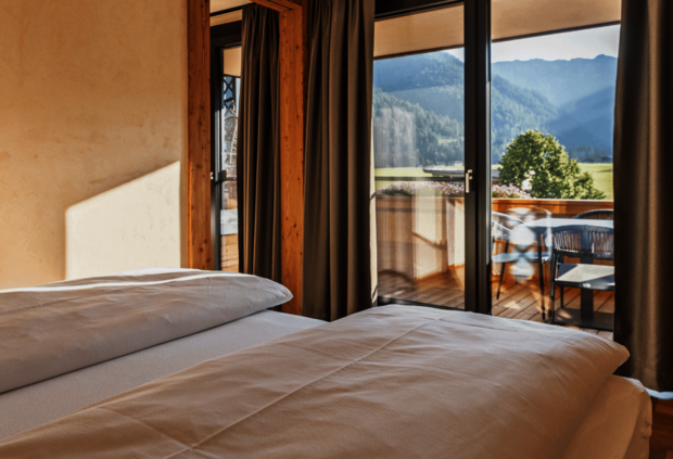 Bett mit Sicht auf dem Balkon