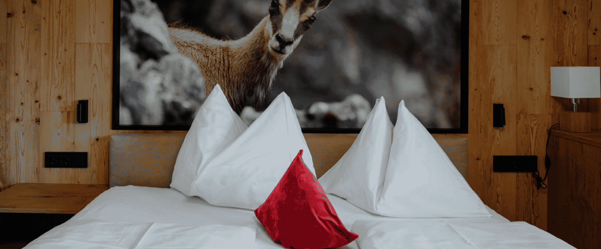 Doppelbett mit Steinbockbild