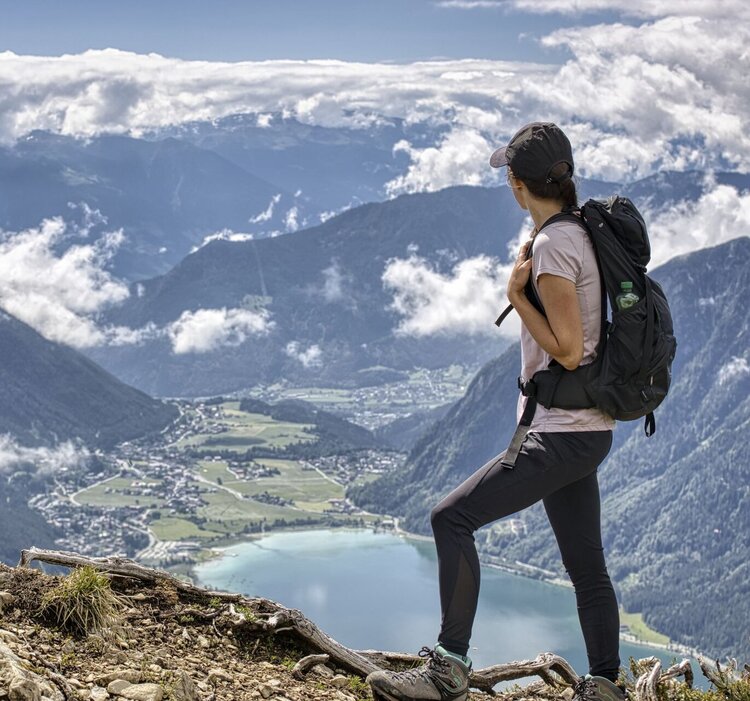 Wanderin am Berggipfel mit Blick auf den Achensee