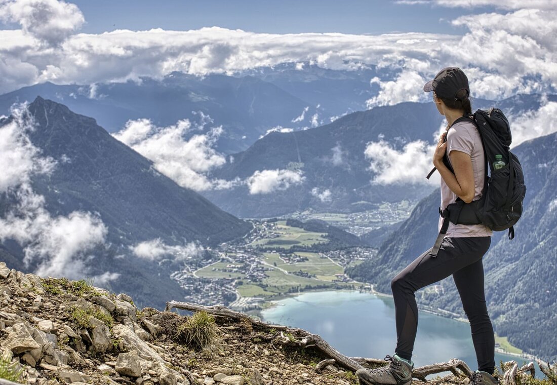 Wanderin am Berggipfel mit Blick auf den Achensee