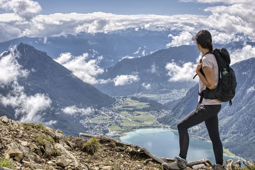 Wanderin am Berggipfel mit Blick auf den Achensee