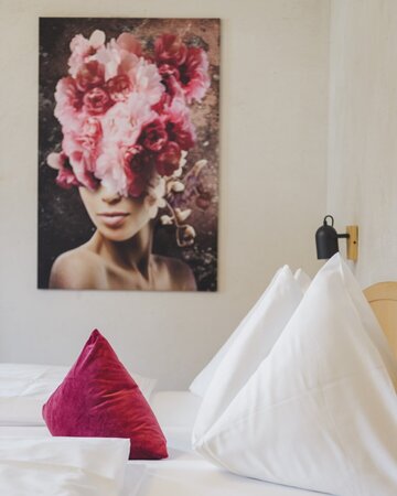 Doppelbett mit Kunst