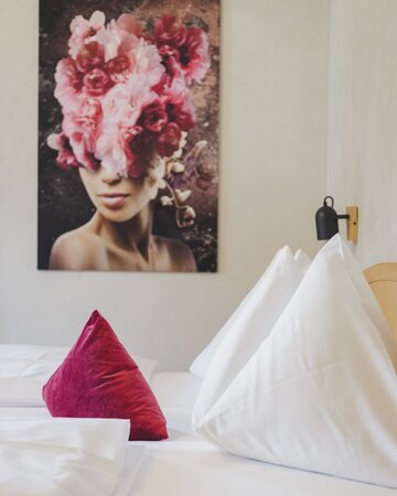 Doppelbett mit Kunst