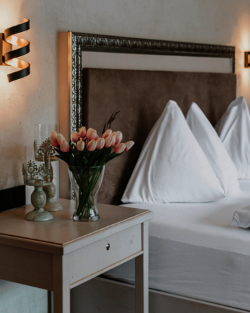 Doppellbett mit Blumen 
