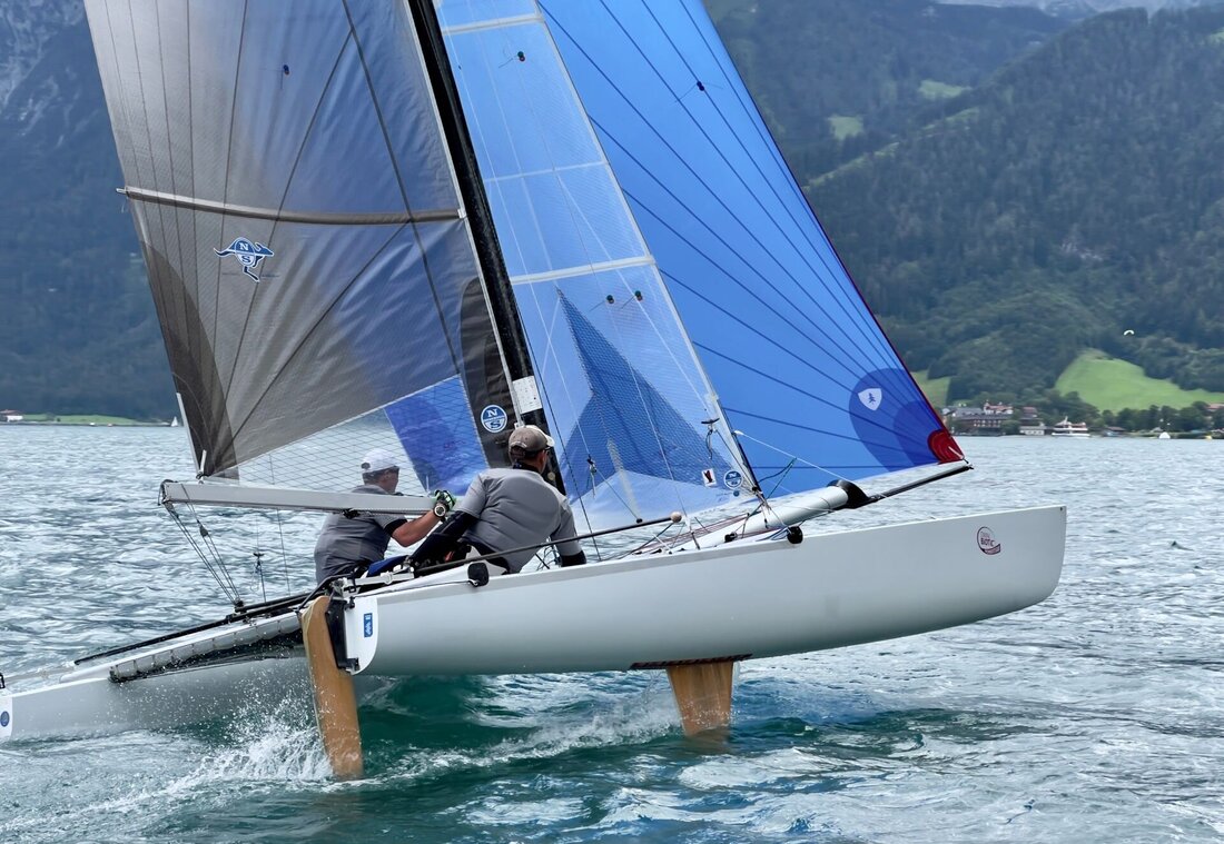 Zwei Männer auf einem Segelboot