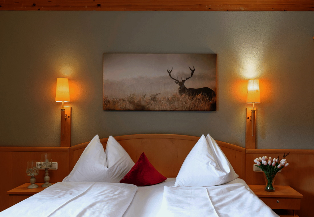 Doppelbett mit Nachttisch und Hirschbett