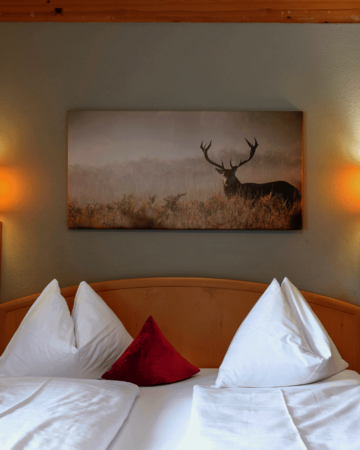 Doppelbett mit Hirschbild