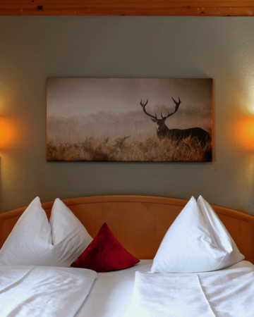 Doppelbett mit Hirschbild