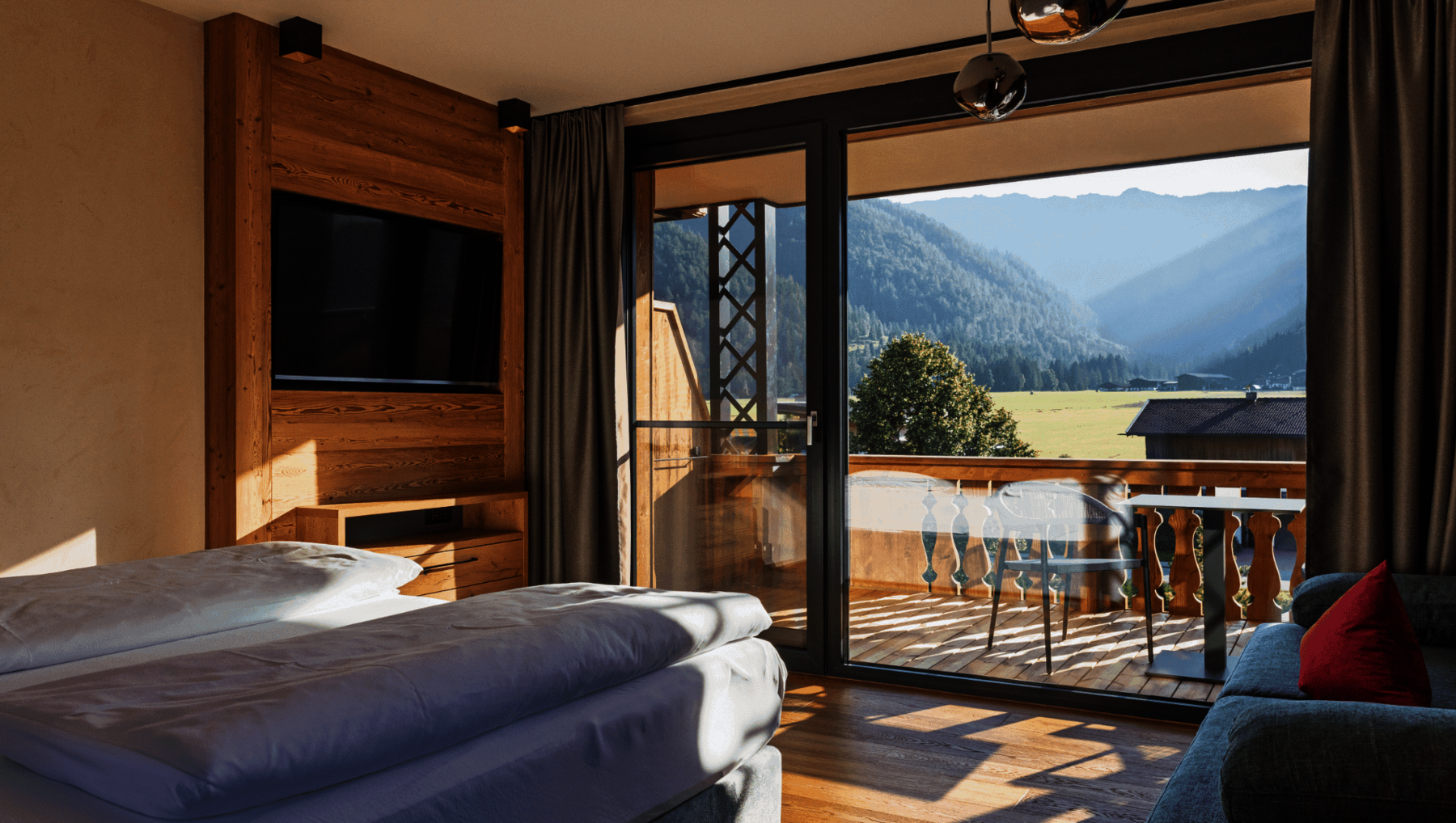 Bett Richtung Balkon mit Sonnenlicht