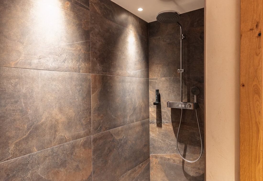 Badezimmer mit Dusche