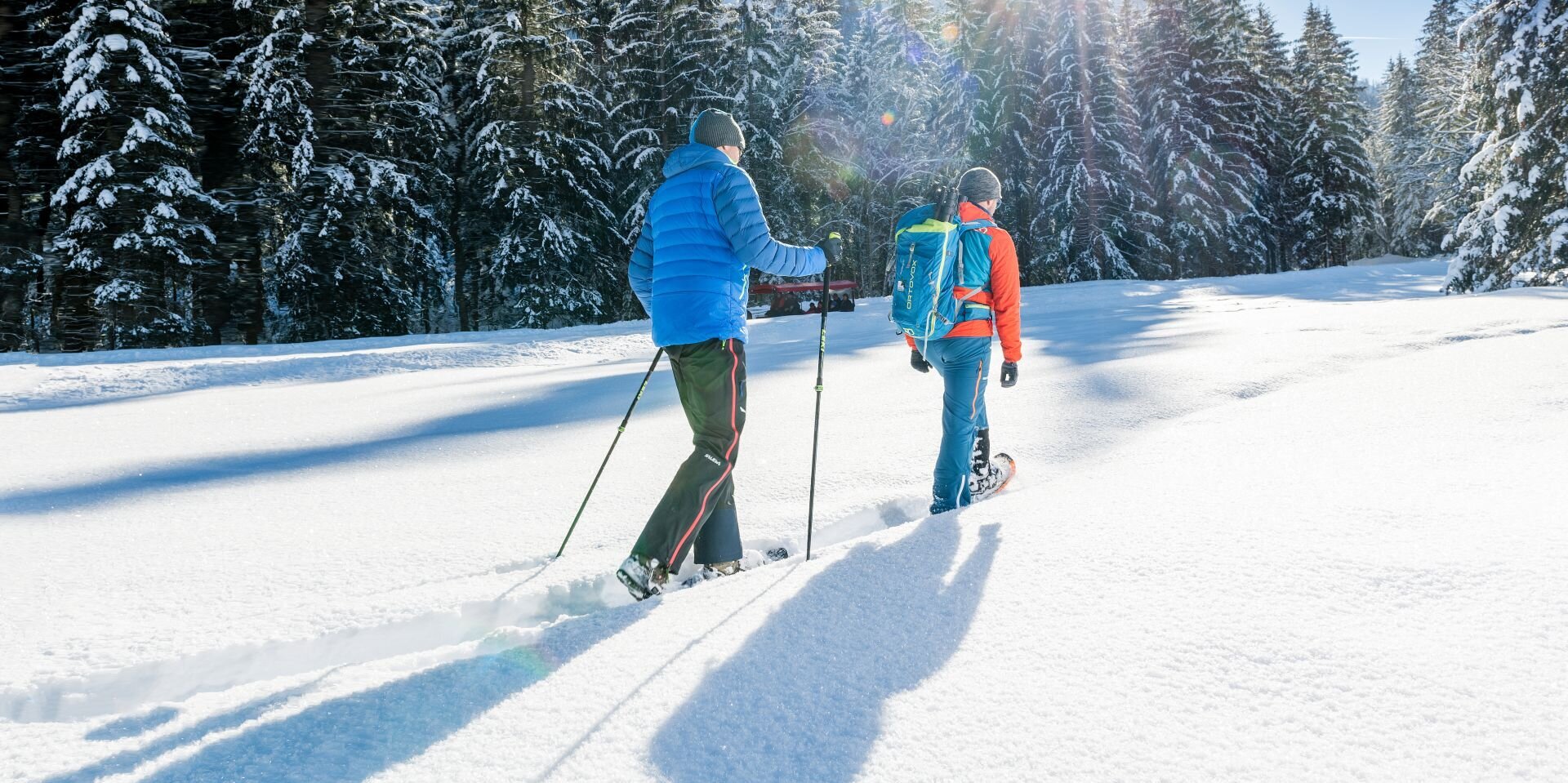 Zwei Schneeschuhwanderer in Winterlandschaft