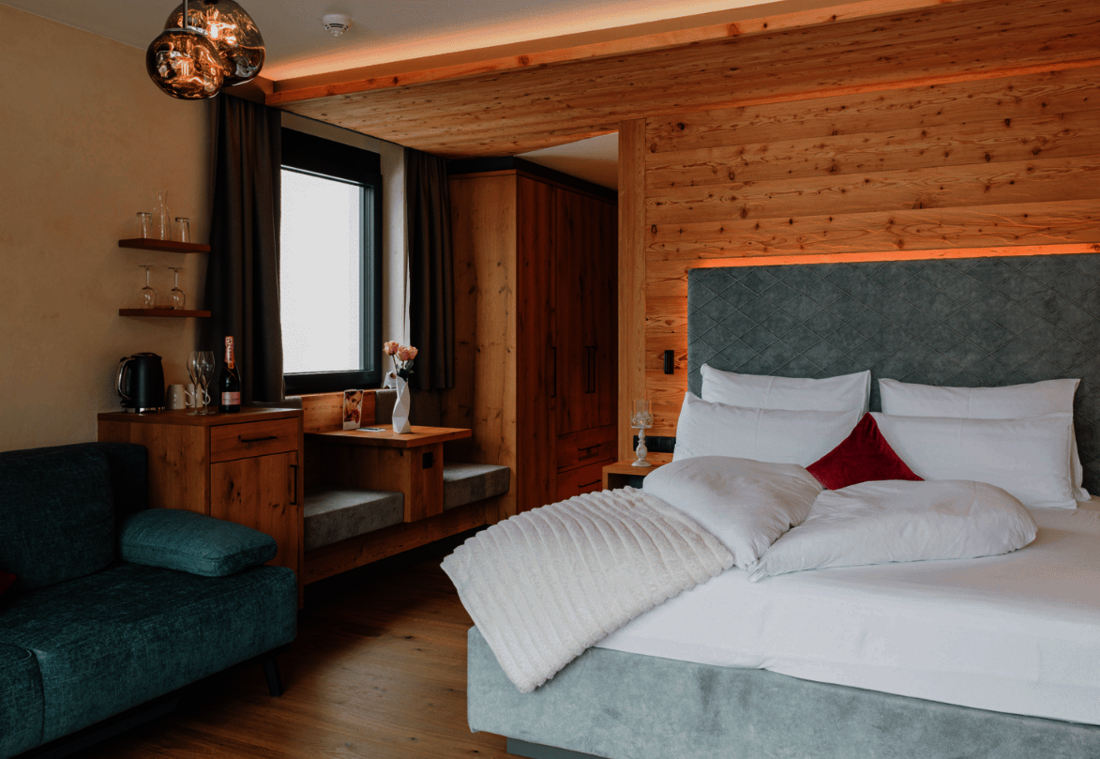 Zimmeransicht mit Doppelbett und Couch