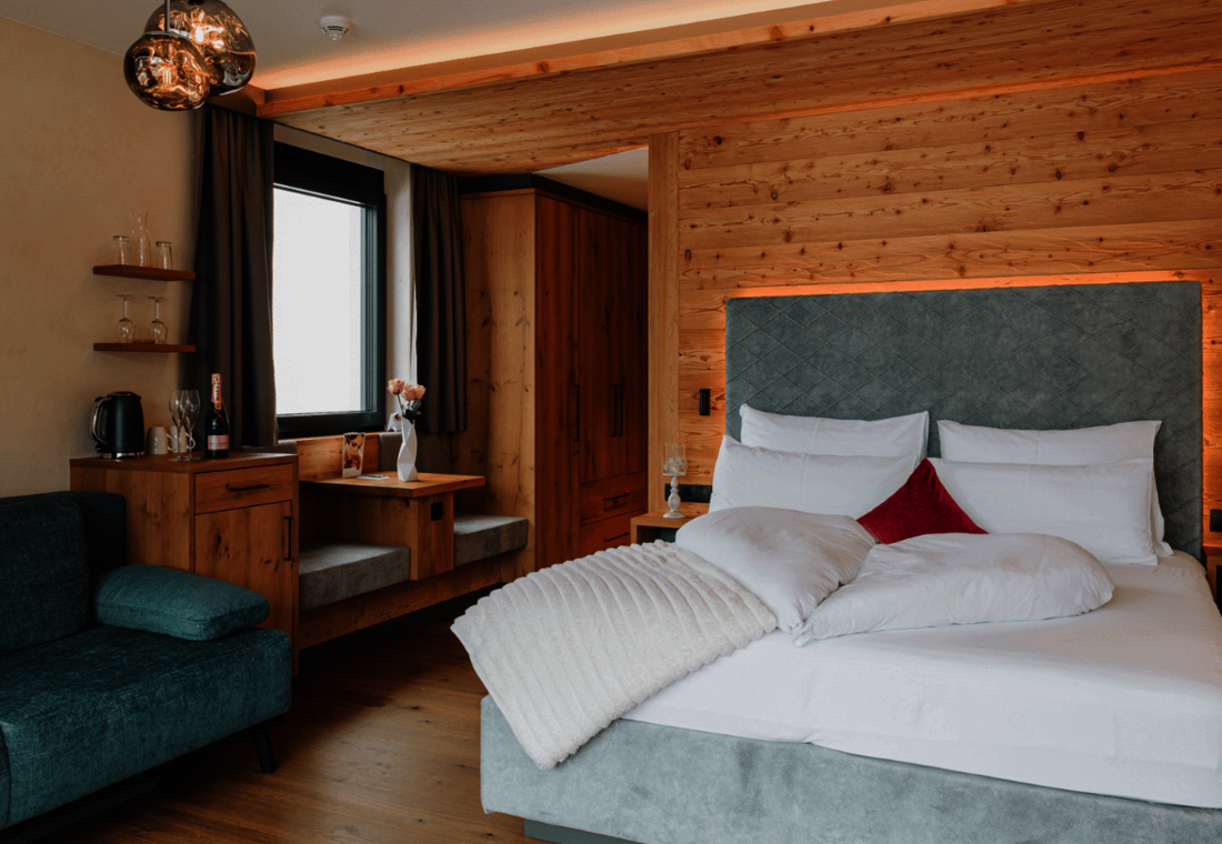 Zimmeransicht mit Doppelbett und Sitzgelegenheit