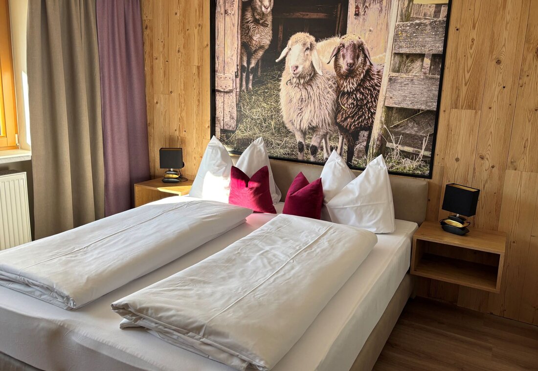 Doppelbett mit Schafbild