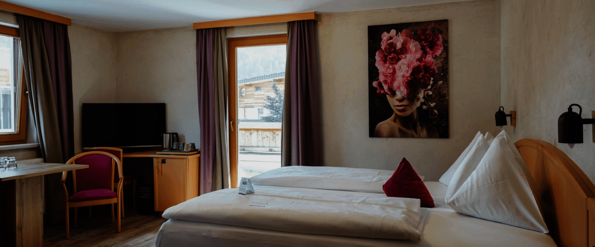 Doppelbett mit Kunst an der Wand und Sitzgelegenheit