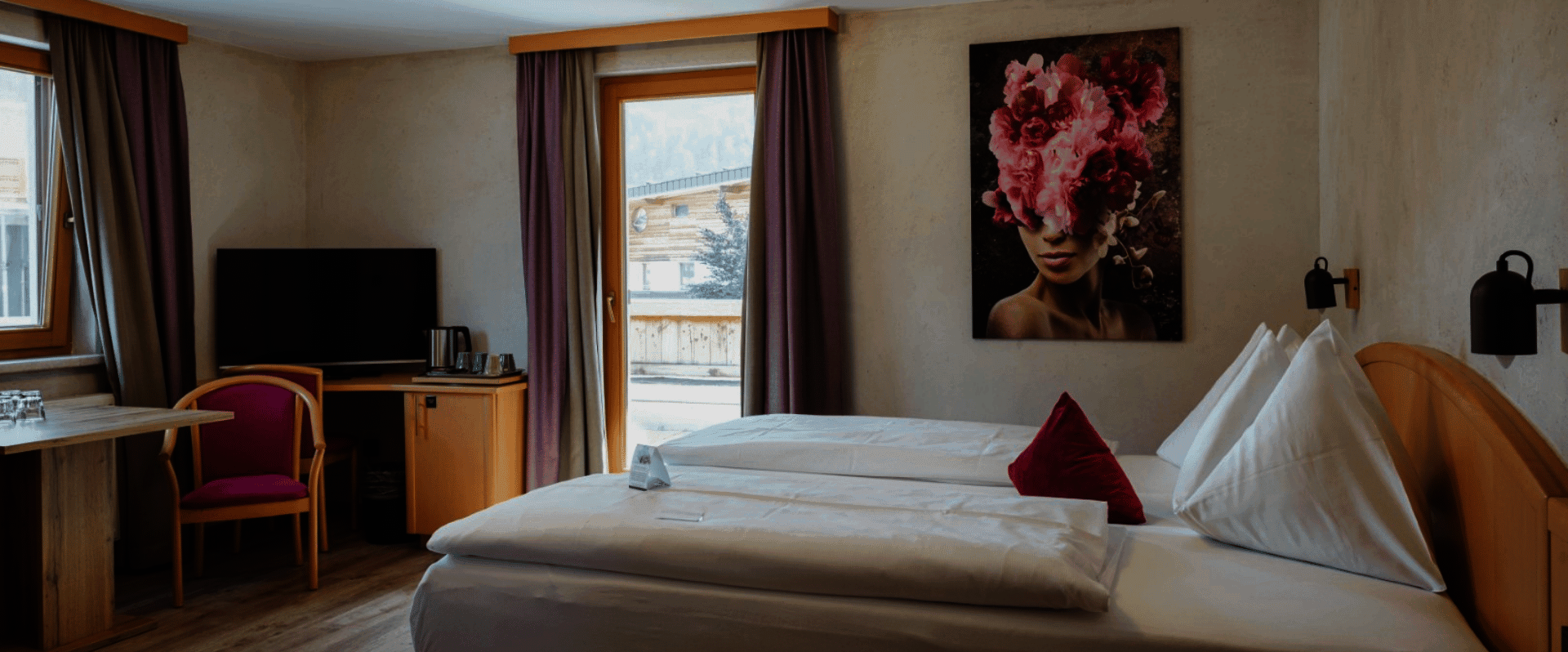 Doppelbett mit Kunst an der Wand und Sitzgelegenheit