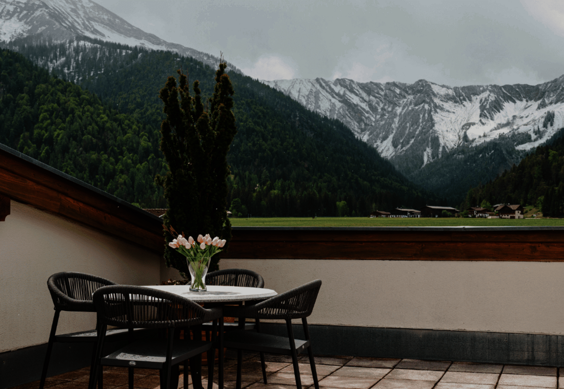 Terrasse mit Bergpanorama