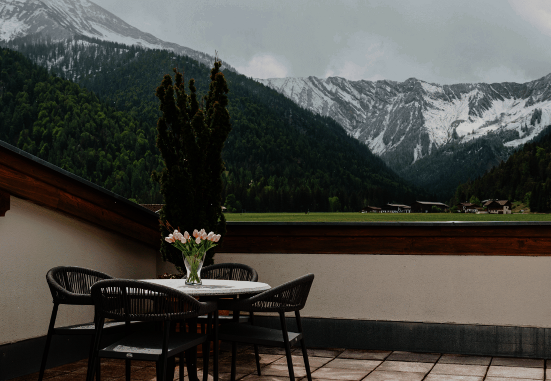 Sitzgelegenheit auf der Terrasse mit Bergpanorama