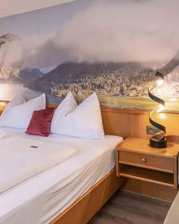 Doppelbett mit Sessel daneben