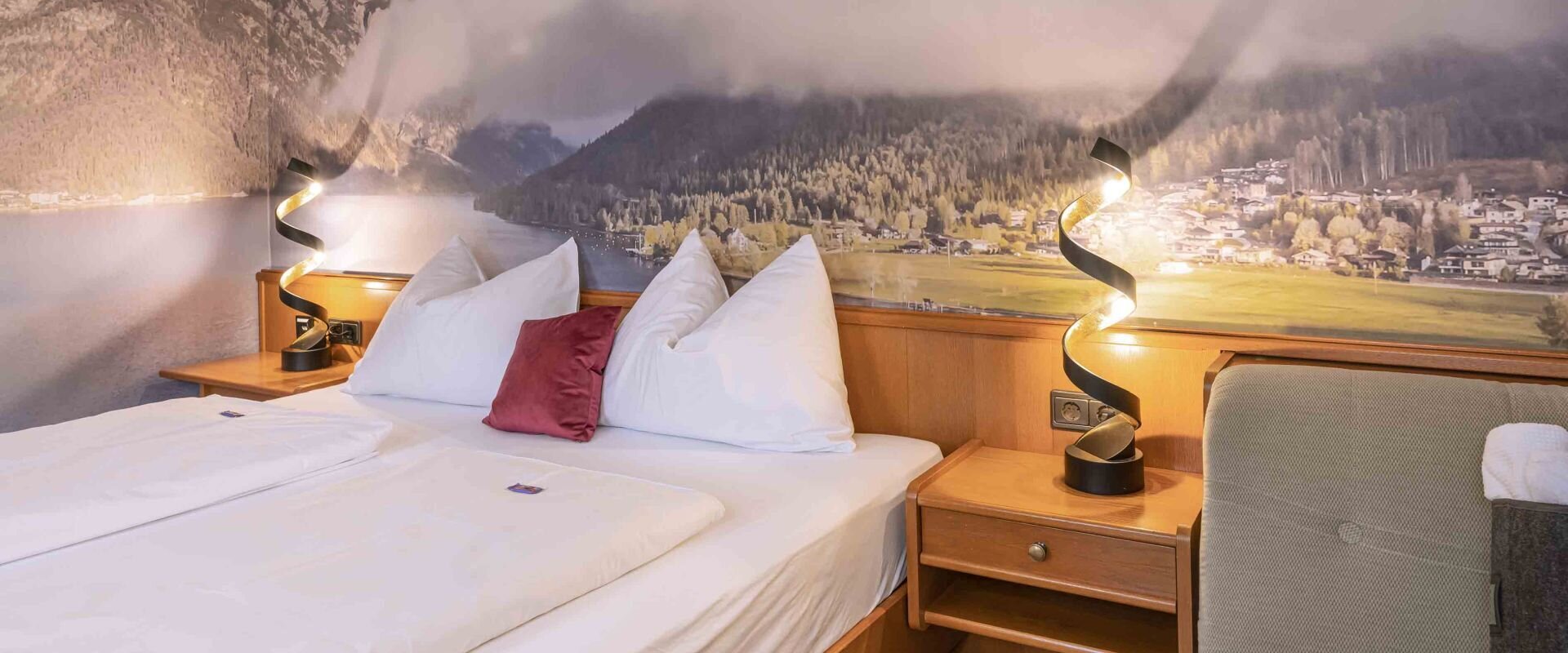 Doppelbett mit Sessel daneben