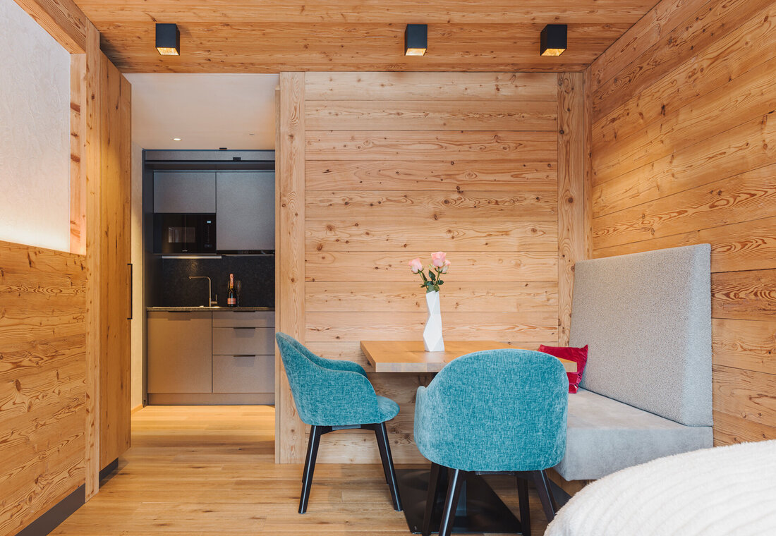 Küchenzeile mit Sitzgelegenheit