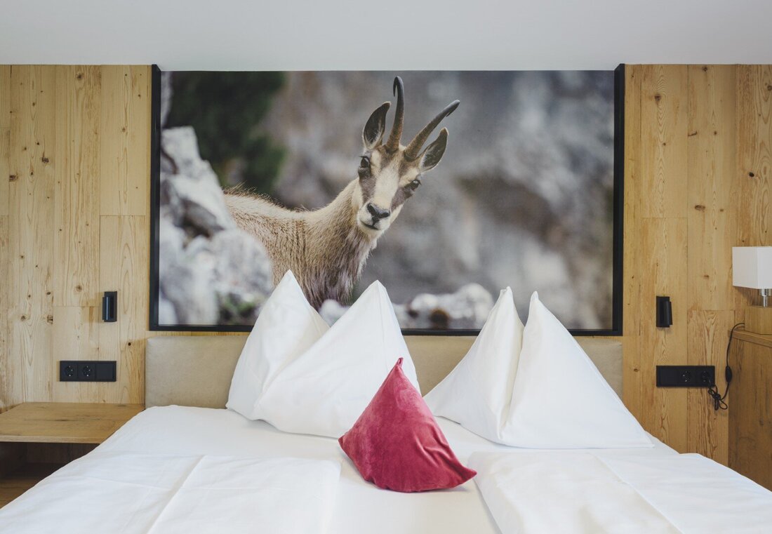 Großes Doppelbett mit Gamsbild