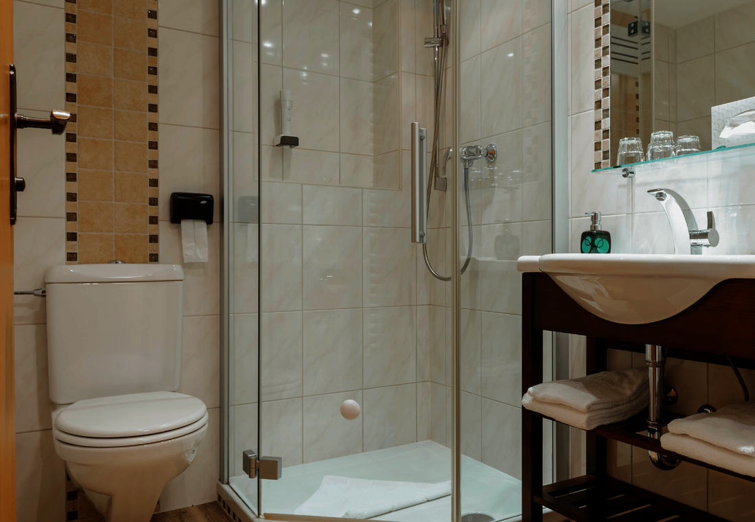 Badezimmer mit Dusche, WC und Waschbecken