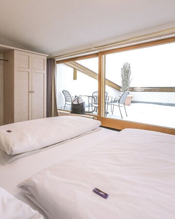 Bett mit Blick auf die Terrasse