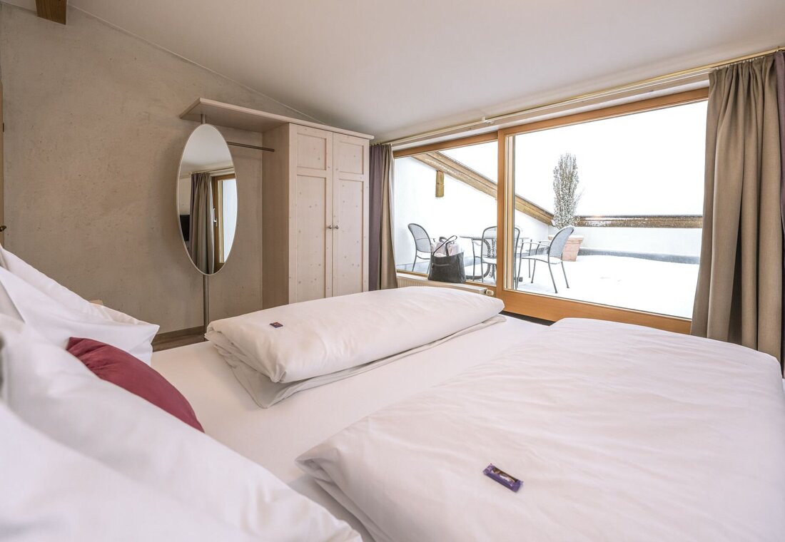 Bett mit Blick auf die Terrasse