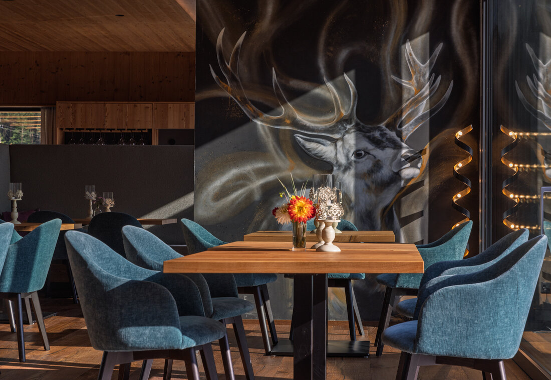 Tische im Restaurant mit Sonnenlicht