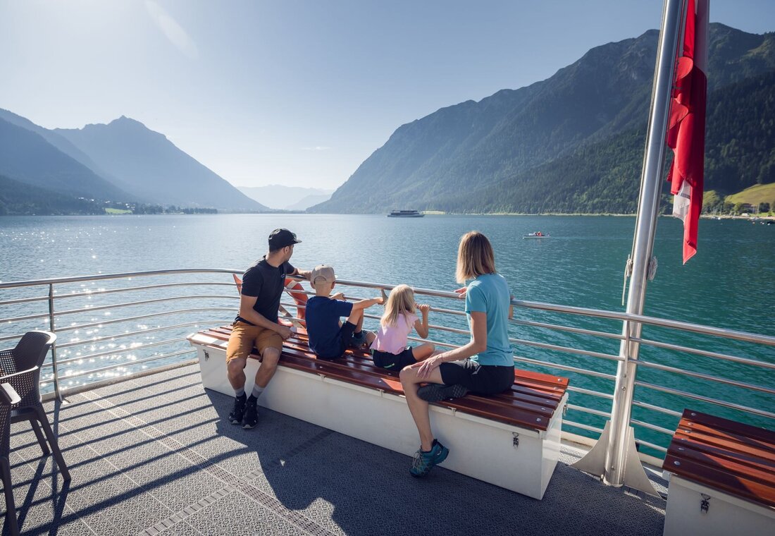 Familie auf einem Schiff