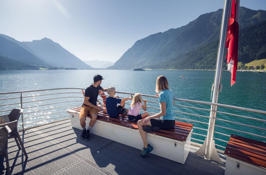 Familie auf einem Schiff