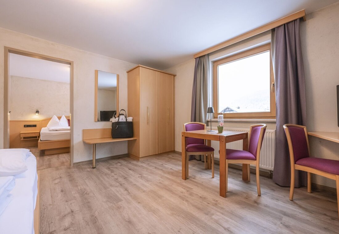 Großes Zimmer mit Stühlen und Tischen 