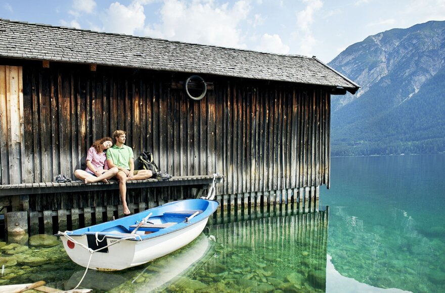 Paar vor Bootshaus am Achensee