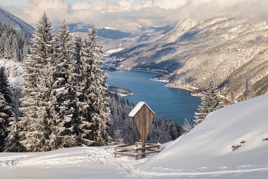 Blick auf den verschneiten Achensee