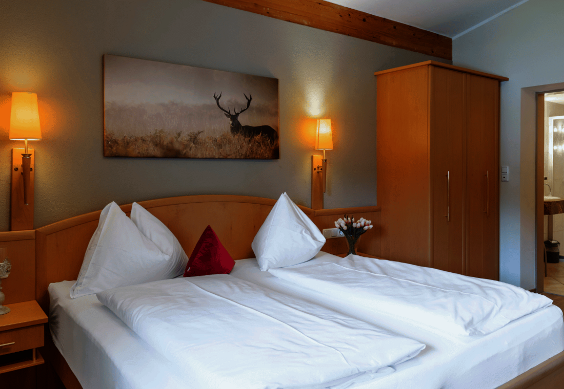 Doppelbett mit Hirschbild und Kasten