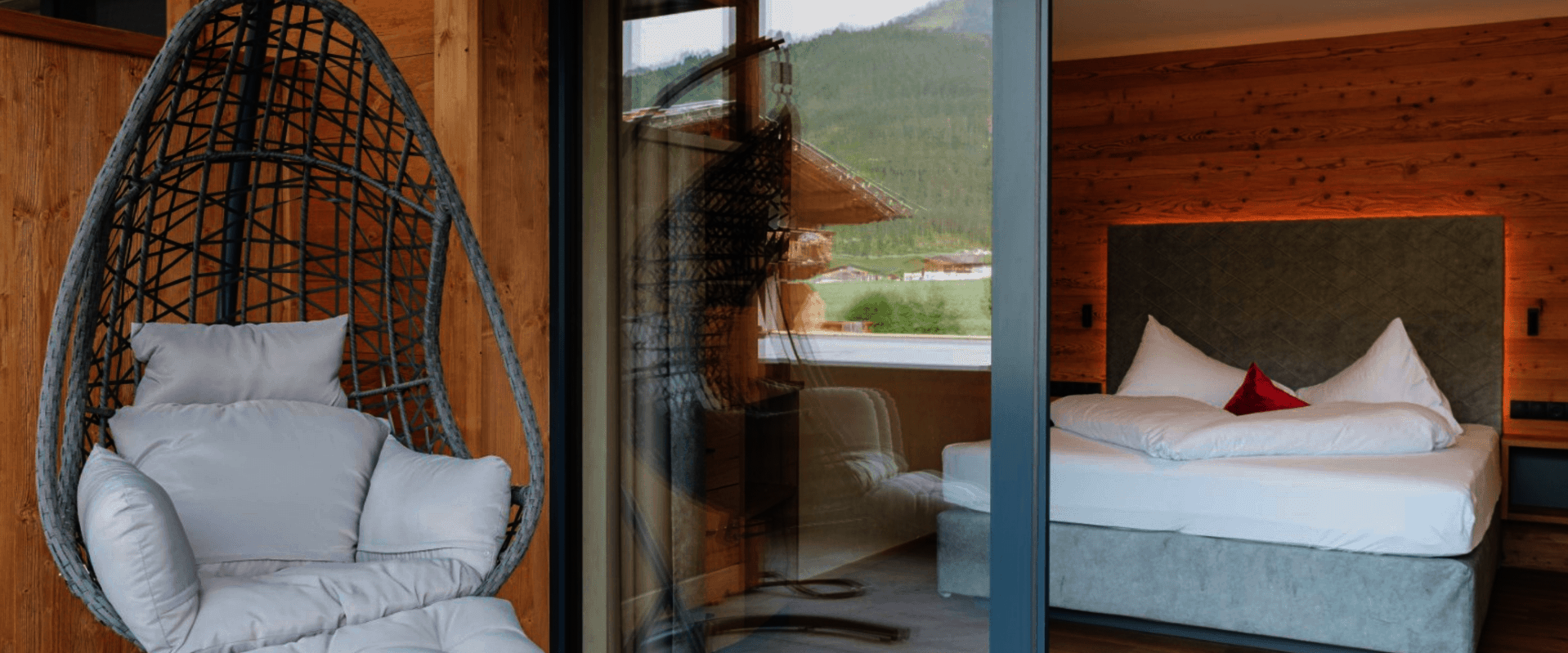 Hängesessel am Balkon mit Blick ins Schlafzimmer