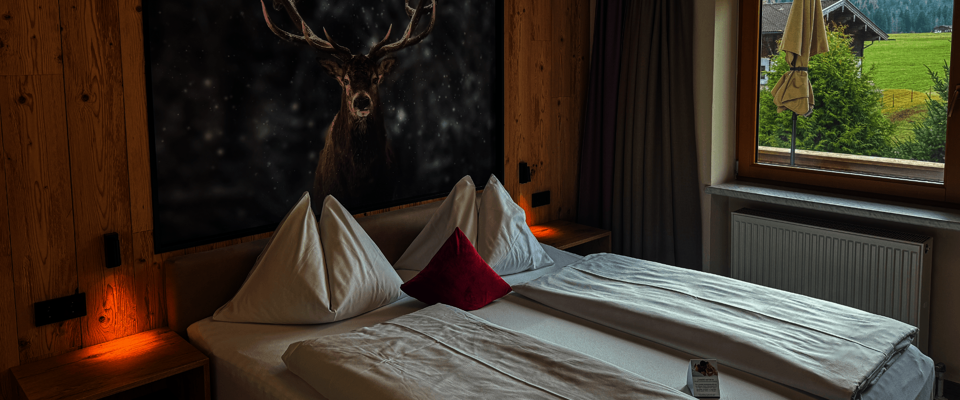 Doppelbett mit Hirschbild